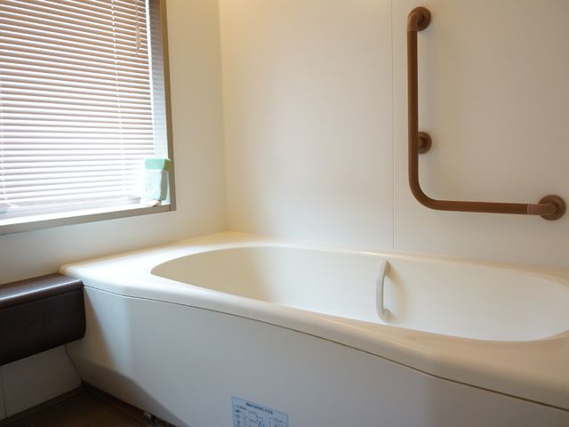 手すり付きの浴室 浴室 手すりが備えられた浴室は、安全に配慮された設計です。利用者の快適な入浴をサポートします。