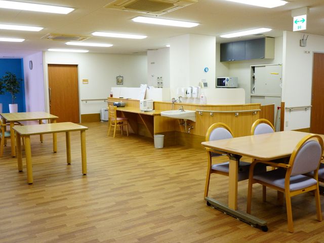 清潔なダイニングエリア 食堂 広々としたダイニングルームです。木製のテーブルや椅子が配され、居心地の良い食事や交流の場が提供されています。