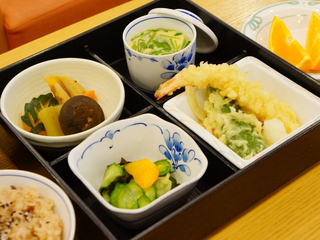 和風の食事セット 食事3 彩り鮮やかな和食が並んだ食事風景です。栄養バランスを考えたメニューで、健康を支えます。