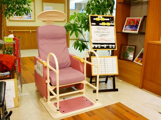 リフト付き椅子と掲示物