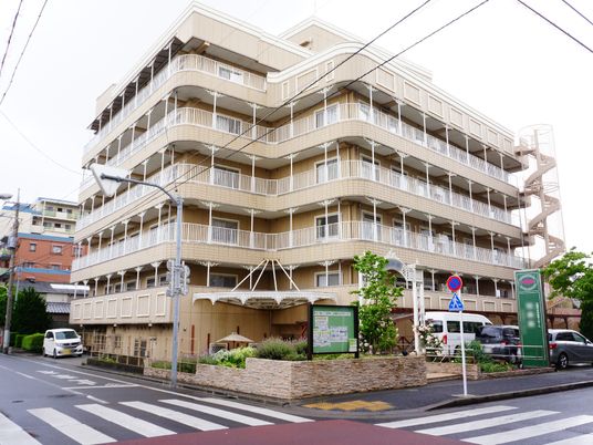 多階層の建物外観