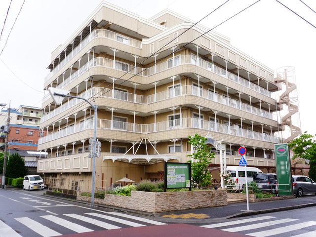 多階層の建物外観 外観 ゆったりとしたバルコニーが特徴の建物です。快適に働くための環境が整っており、スタッフとしてのご活躍を期待しています。