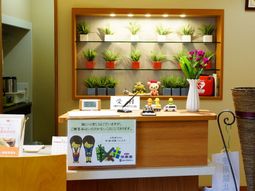 フロントデスクと背景装飾
