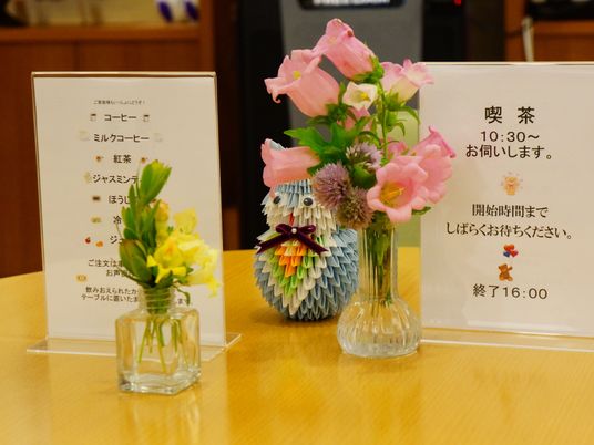 フロントの花と掲示物