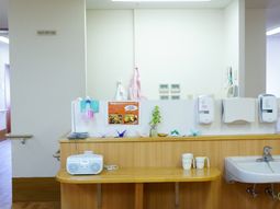 清潔な洗面台とカウンター
