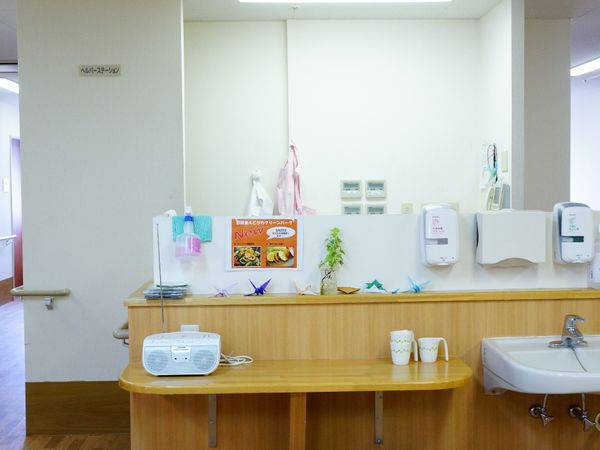 清潔な洗面台とカウンター