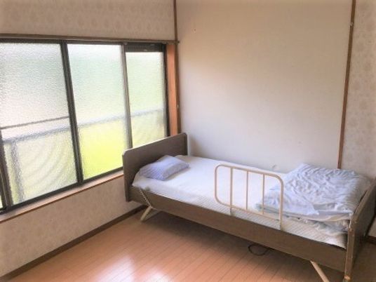 シンプルな個室のベッド