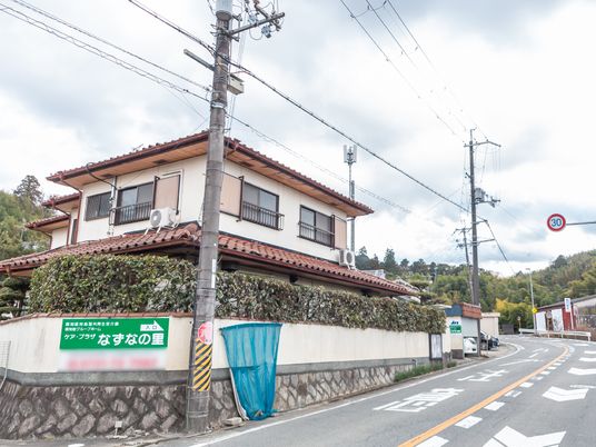 緑に囲まれた建物の外観