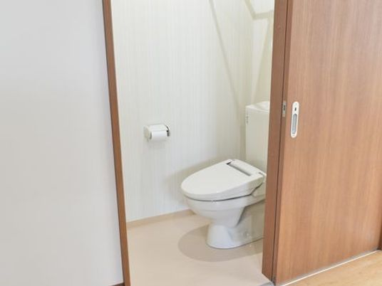 清潔なトイレの一室