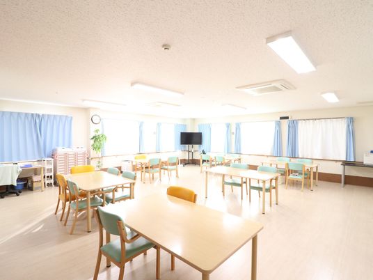 広々とした明るい食堂