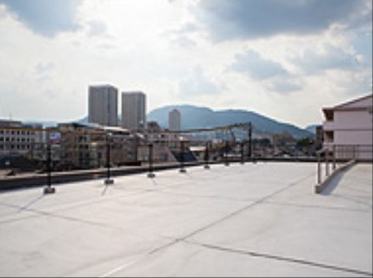 都市の景色を望む屋上