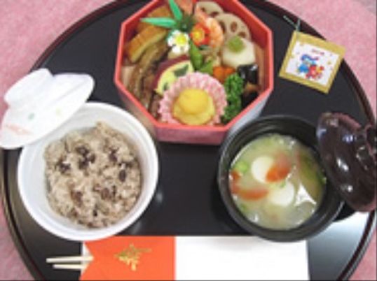 和食の盛り付けられた膳