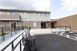 広々とした建物のエクステリア