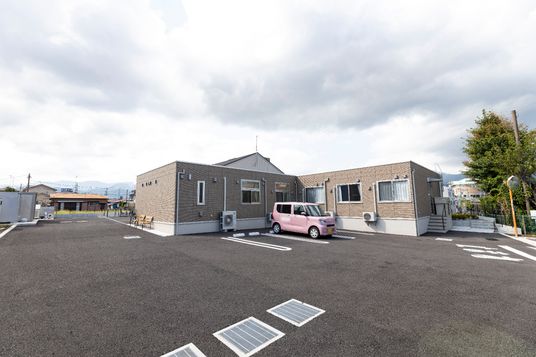 広々とした駐車場の施設外観