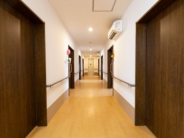 清潔感のある廊下 廊下 手すりが完備された廊下は、ゆったりとしており歩行の補助にもなります。清掃が行き届いており、快適な環境が保たれています。