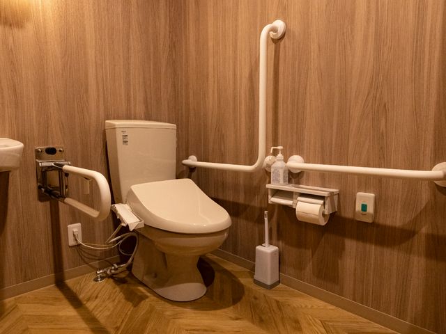 バリアフリートイレ設備 トイレ 手すりが完備された清潔なトイレです。ゆったりと安心してご使用いただける設計となっています。