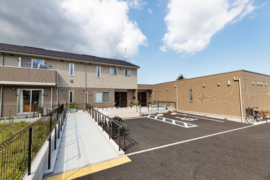 建物外観と駐車場