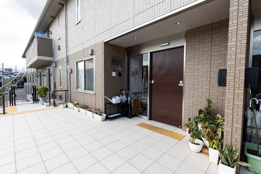 エントランスの明るい外観