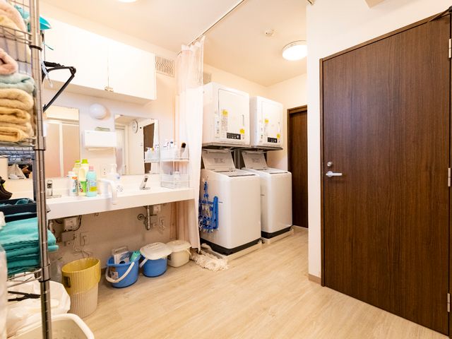 洗濯機と洗面台の居室 ランドリー 各居室に備えられた洗濯機と洗面台は、ご自身でのお手入れがしやすい環境です。清潔感のある空間が、日々の快適な生活をサポートします。