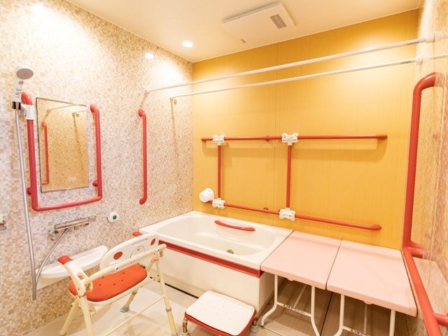 バリアフリー設計の浴室 浴室 安心してご利用いただける広々とした浴室です。手すりやシャワーチェアも整っており、安全に配慮されています。