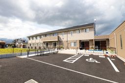 広々とした施設の外観