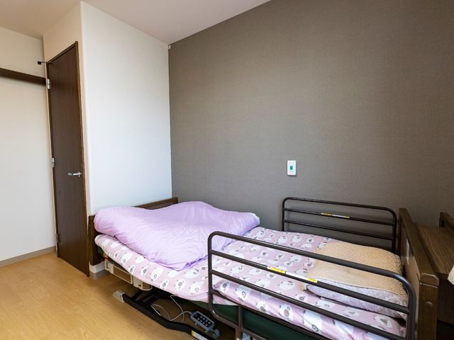 清潔な個室の居室 居室 広々とした居室は、落ち着いた色合いで、快適なプライベート空間を保てます。安全に配慮したベッド周りも整っており、長時間の滞在にも適しています。