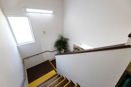 明るい窓のある階段