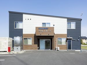 落ち着いた色調の外観