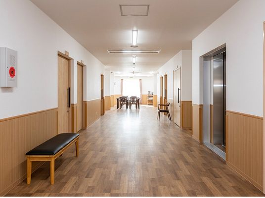 廊下の明るい景色