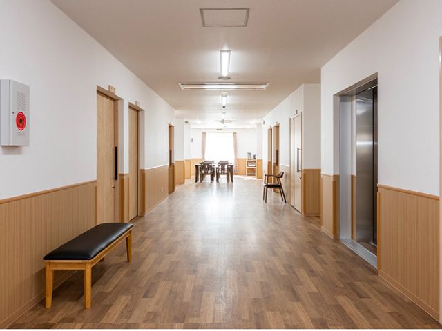 廊下の明るい景色 廊下 清潔感あふれる廊下は、ゆとりのあるスペースが確保されており、快適にお過ごしいただけそうです。