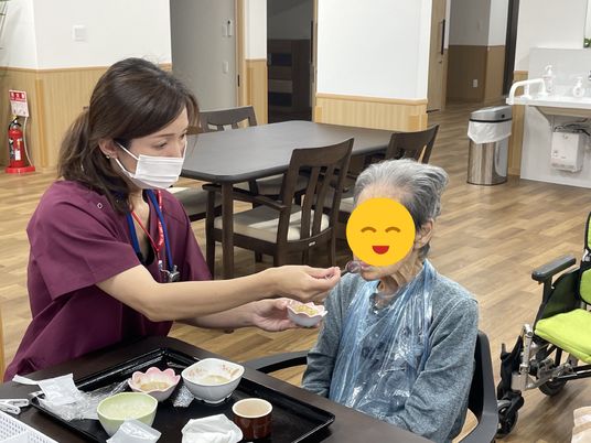 スタッフが食事介助