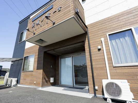 建物の正面玄関