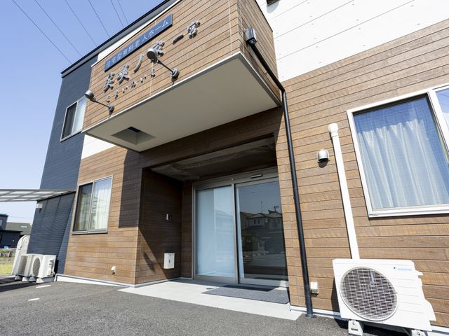 建物の正面玄関 エントランス 広々としたエントランスは、明るい空間を演出します。外部からも自然光が差し込み、開放感があります。