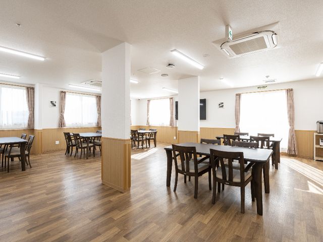 広々とした明るい食堂 食堂 ゆったり配置されたテーブルと椅子が特徴の共有食堂です。明るい窓辺でご飯を楽しむ空間をぜひ体感してください。