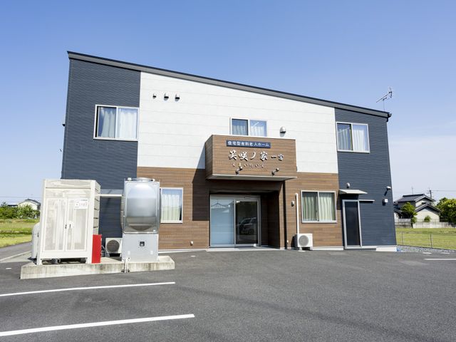 外観の様子 外観 広々とした駐車スペースを備えた施設の建物です。モダンなデザインが特徴的です。