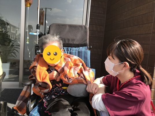 日差しのテラスで介護