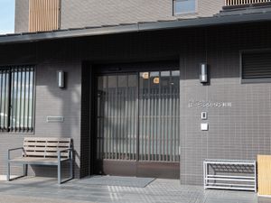 モダンな建物のエントランス