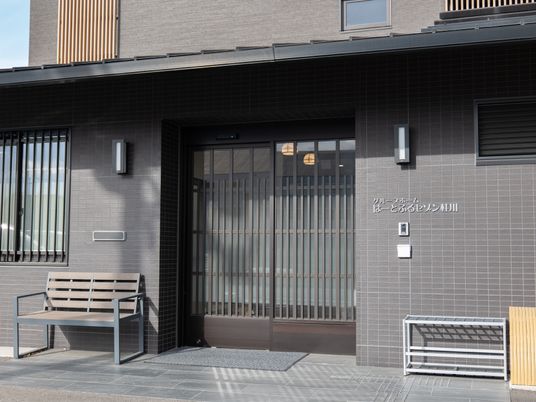 モダンな建物のエントランス