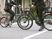 自転車で走る2人の様子  