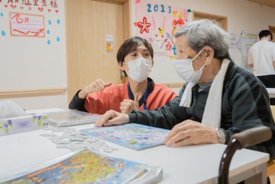 パズルを楽しむ様子