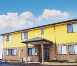 レンガ調外壁の建物入口