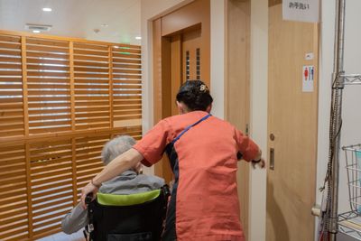 介助者と利用者の廊下