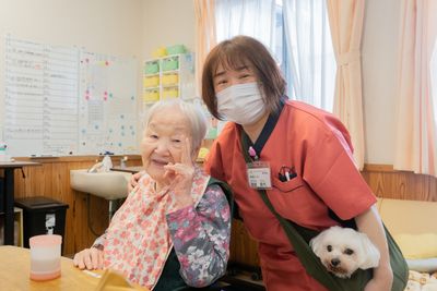 笑顔で挨拶するスタッフと利用者