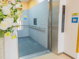バリアフリーエレベーター入口