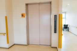 明るいエレベーターホール