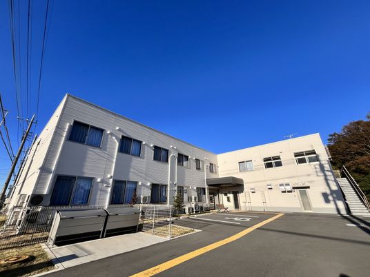 モダンな施設の外観