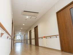 手すりつきのきれいな廊下