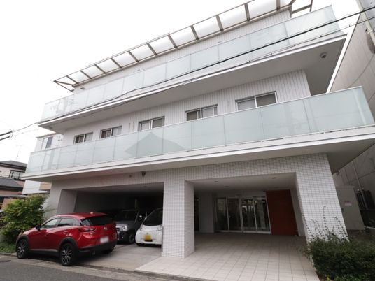 白い建物の施設外観