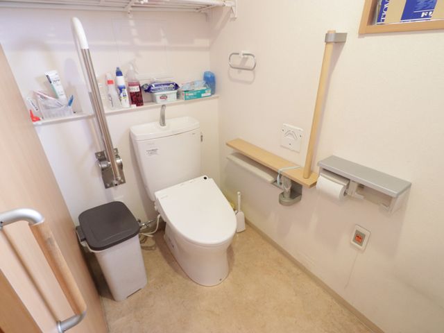 バリアフリー設計のトイレ トイレ 手すり付きで安全性を考えた清潔なトイレです。細部にわたる配慮が施され、快適な日常生活をサポートします。
