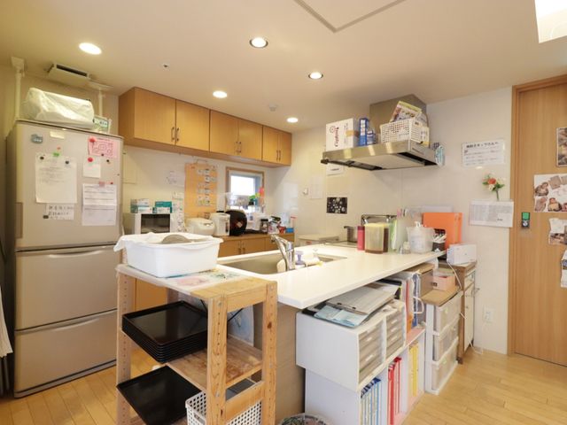 機能的なキッチンの様子 キッチン 整理整頓されたキッチンは、作業効率も良く清潔感にあふれています。日々の料理に必要な情報や指示が掲示された環境でのお仕事をご検討ください。